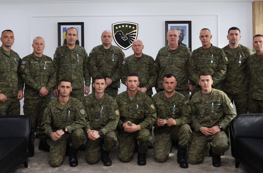  FSK-së dekoron pjesëtarët e angazhuar në operacionin e kërkim-shpëtimit në Shqipëri