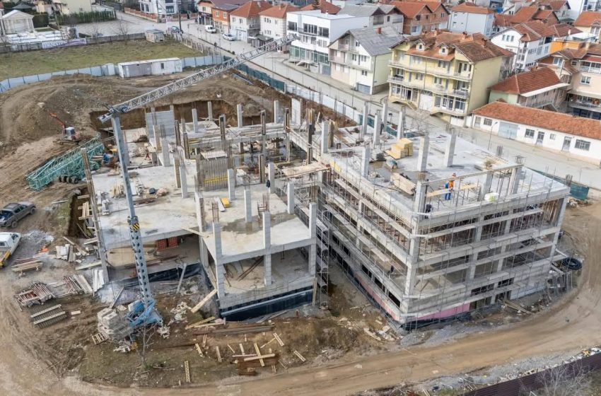  Gjilan: Hyseni thotë se punimet për ndërtimin e Shkollës së Mesme të Mjekësisë po vazhdojnë