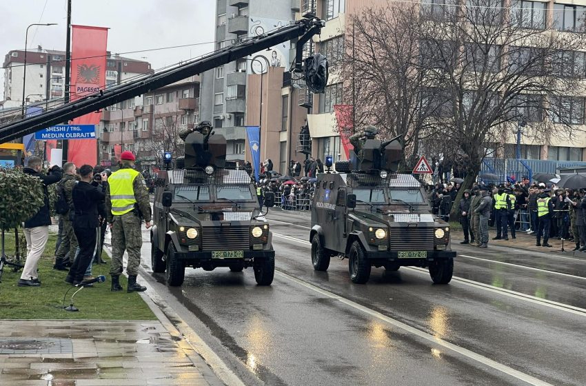  Qytetarët nga afër përcjellin parakalimin e trupave të FSK-së dhe Policisë