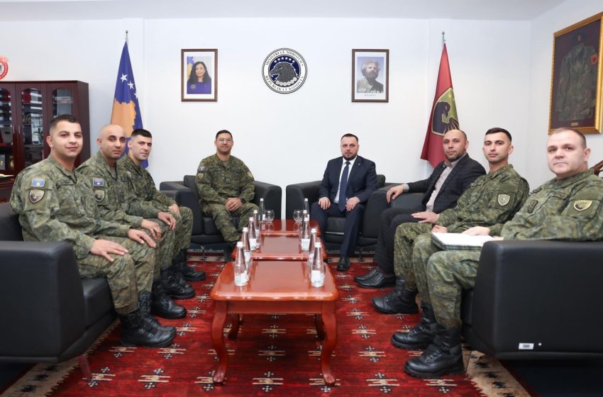  Ministri i Mbrojtjes nderon me mirënjohje ushtarakët e komunitetit