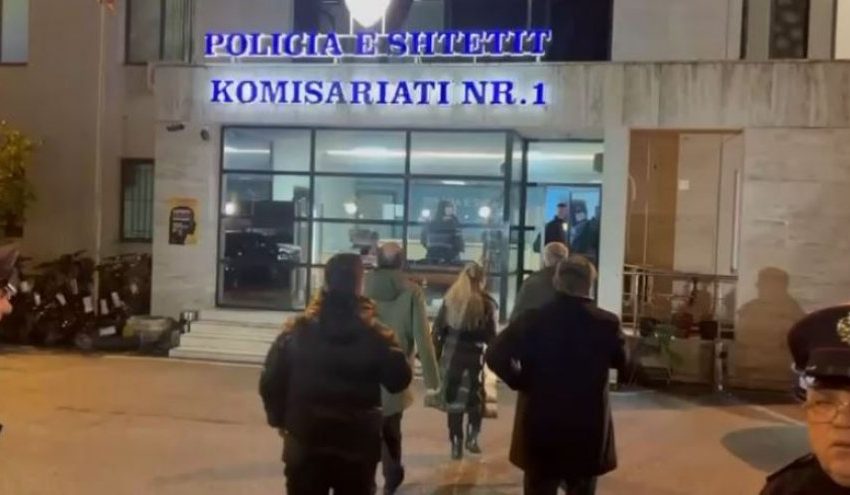  Mbi 40 të shoqëruar në polici pas protestës në Tiranë, ndër ta tre të mitur