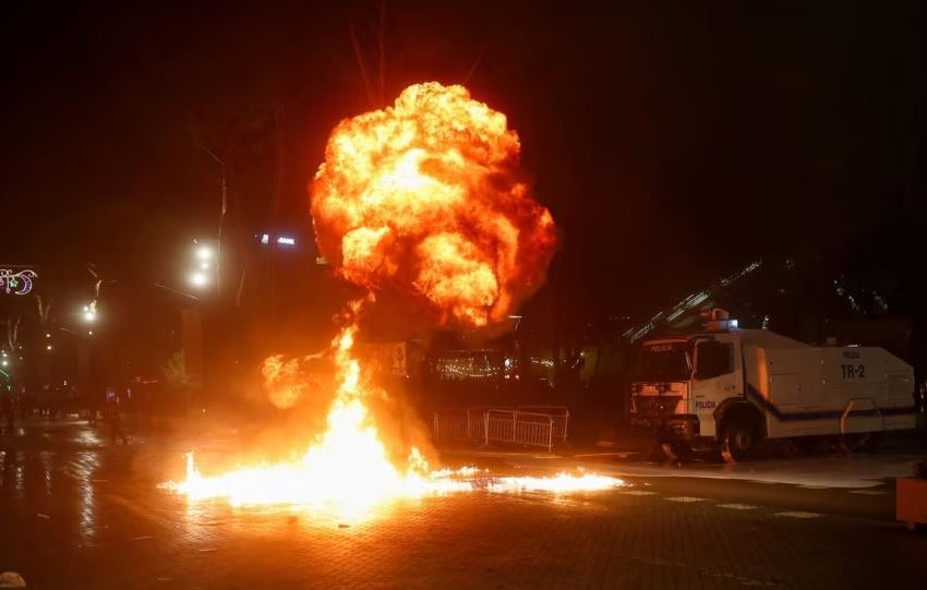  Përplasje mes demonstruesve dhe policisë gjatë protestës antiqeveritare në Shqipëri