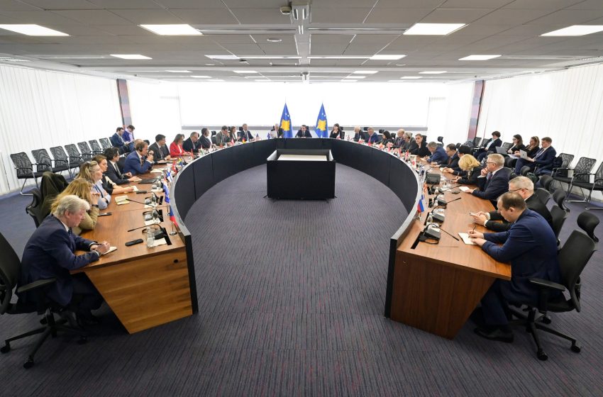  Kryeministri Kurti takoi ambasadorët e akredituar në Kosovë