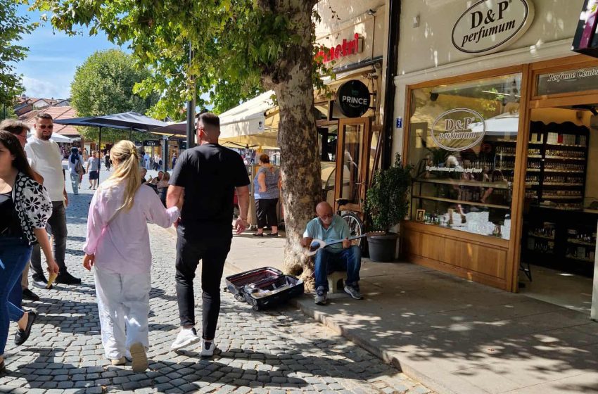  Çun Lajçi: Si filozofët grekë jam ba me këto librat e mi