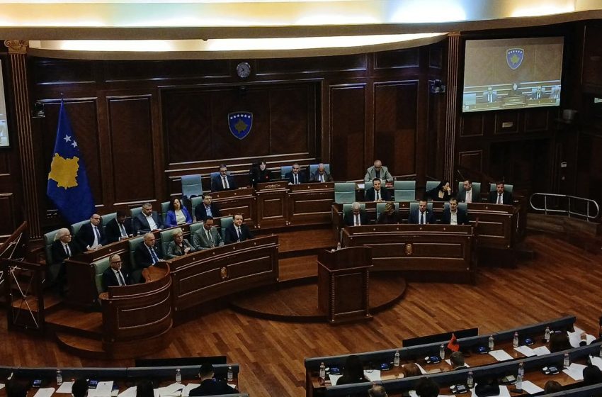  Nis seanca e jashtëzakonshme, deputetët dhe kabineti i ri qeveritar zënë vendet