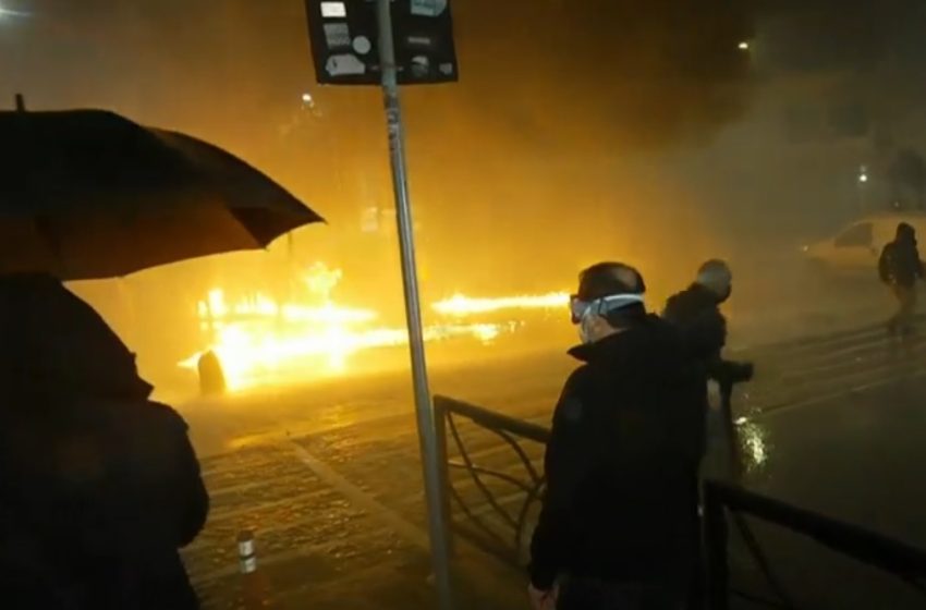  Tiranë: Përshkallëzohet situata para Parlamentit, protestuesit hedhin molotov e policia gaz lotsjellës