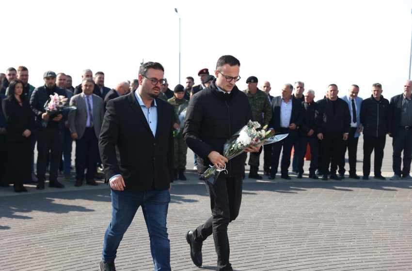  Gjilan: kryetari Hyseni me bashkëpunëtorë institucionalë bën homazhe te Varrezat e Dëshmorëve në Gjilan