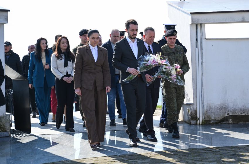  Kamenicë: Homazhe tek varrezat e dëshmorëve në kuadër të manifestimit “Epopeja e UÇK-së”