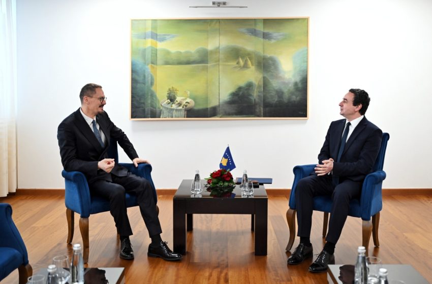  Kurti emëron gazetarin Arton Konushevci zëvendësministër të Administrimit të Pushtetit Lokal