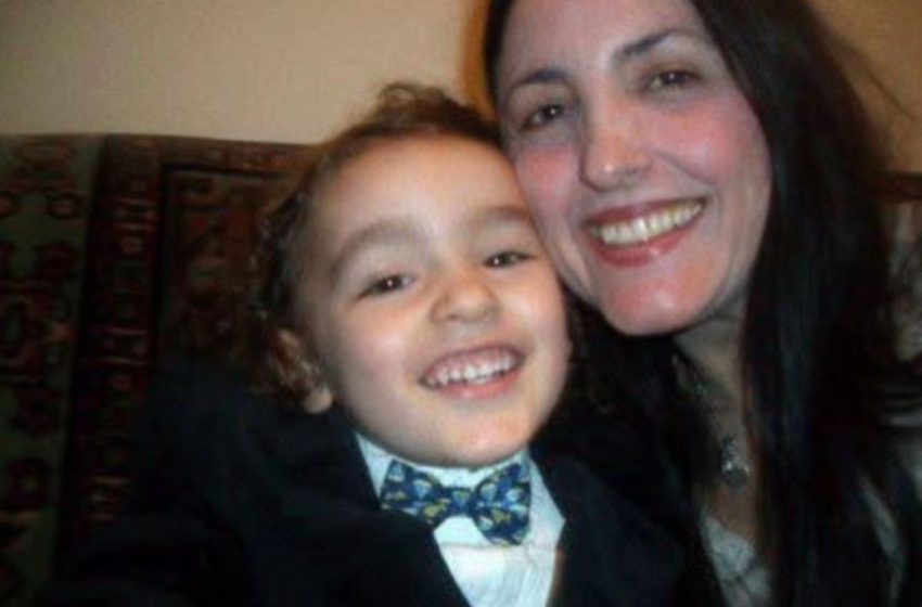  Dikur këndonte për lumturinë e fëmijëve, sot pret një telefonatë nga djali – rrëfimi i Parashqevi Simaku