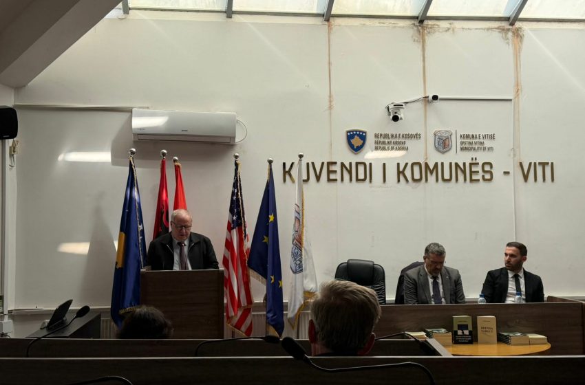  Në Viti u promovuan librat “Brenda vargut” dhe “Figurat stilistike të poezisë shqipe nga burgu”, të autorit Ardian Haziri