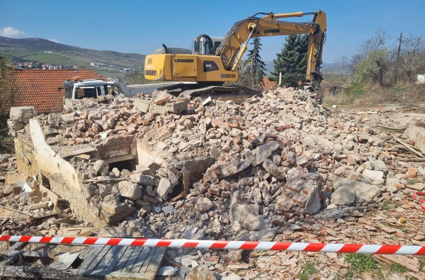 Objekti i braktisur në Zhegër rrënohet nga Komuna e Gjilanit, banorët: Ishte rrezik dhe barrë e së kaluarës