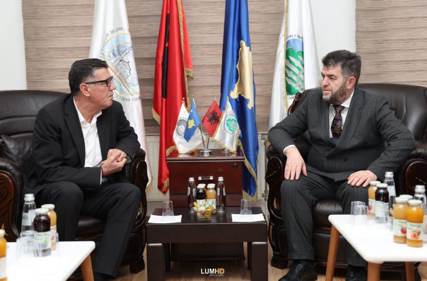  Lutfi Haziri uron kryetarin e Bashkësisë Islame në Gjilan për Fitër Bajramin