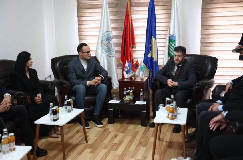  Hyseni dhe bashkëpunëtorët uruan kryetarin e Bashkësisë Islame në Gjilan për Fitër Bajramin