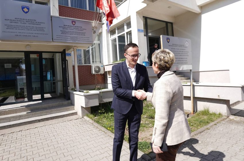  Alban Hyseni dhe Ardita Sinani diskutojnë për lehtësimin e procedurave për qytetarët e Luginës