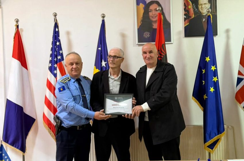  Sokol Haliti pret në takim zyrtar policor Rrustem Rrustemi me rastin e pensionimit