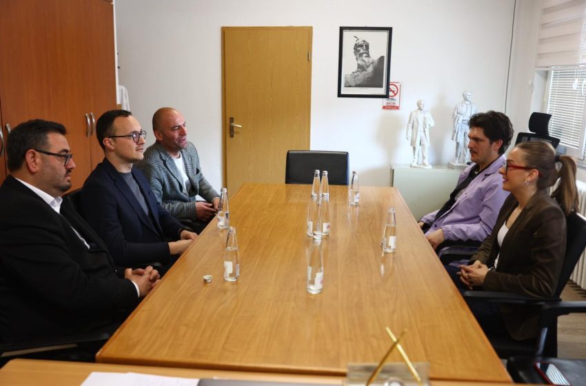  Kryetari Hyseni priti artistin Brilant Milazimi për Bienalen e Venecias