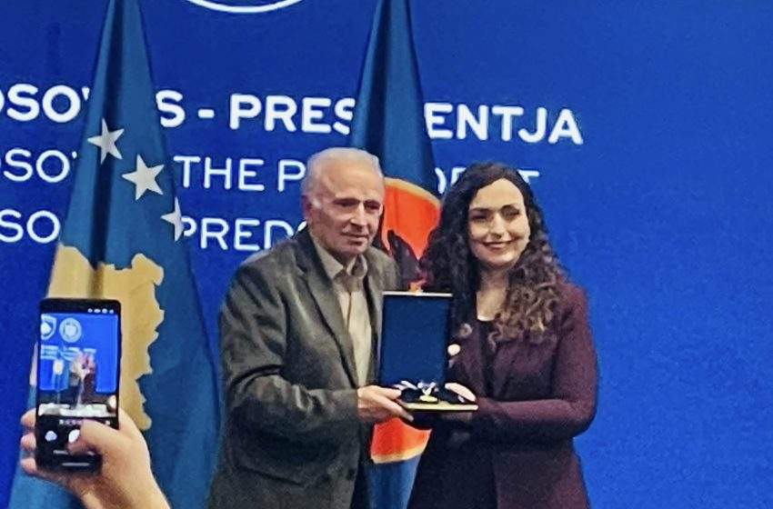  Prof. Hajrush Fazliu nderohet me Medaljen Presidenciale për kontribut të jashtëzakonshëm në artin e pikturës