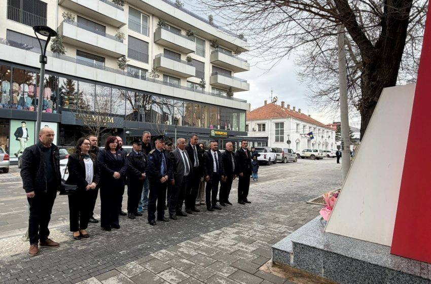  Kujtohet 24 Marsi në Viti – Homazhe pranë memorialit të Madeleine Albright