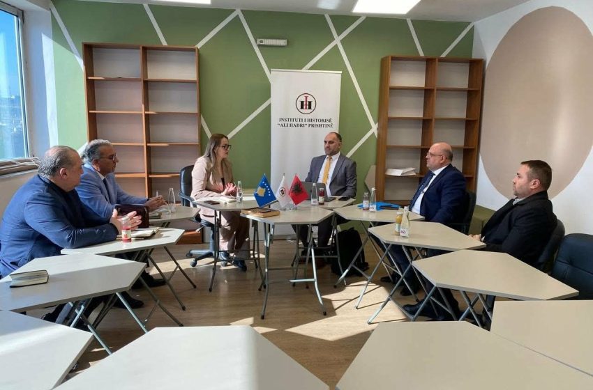 Takim pune ndërmjet FSHS-së dhe Institutit të Historisë në Prishtinë për thellimin e bashkëpunimit akademik