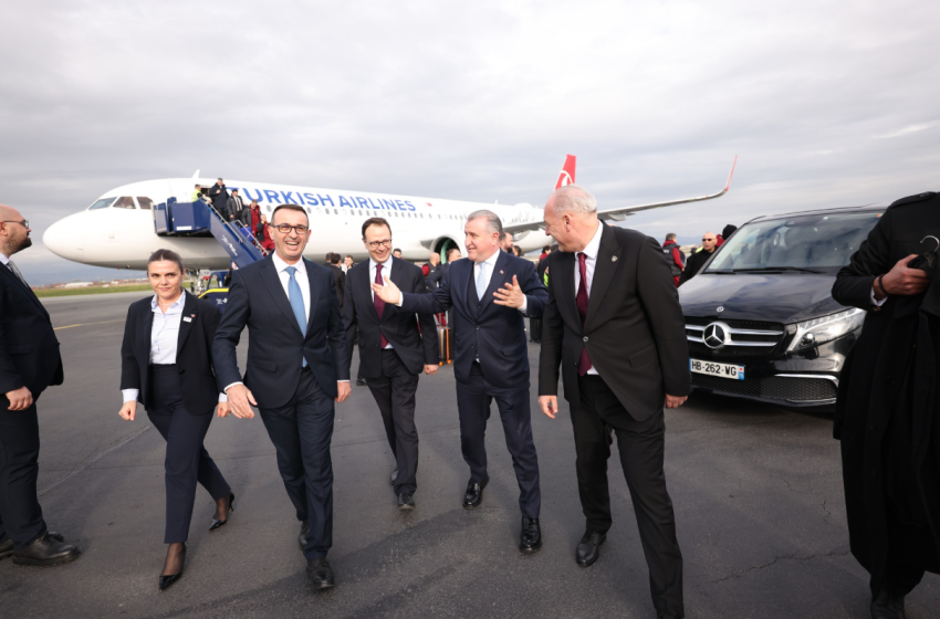  Ministri turk zbarkon në Kosovë për përballjen historike Kosovë–Turqi
