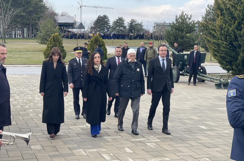  Kreret e shtetit bashkë me Rifat Jasharin bëjnë homazhe te obelisku i UÇK-së në kazermën “Adem Jashari”