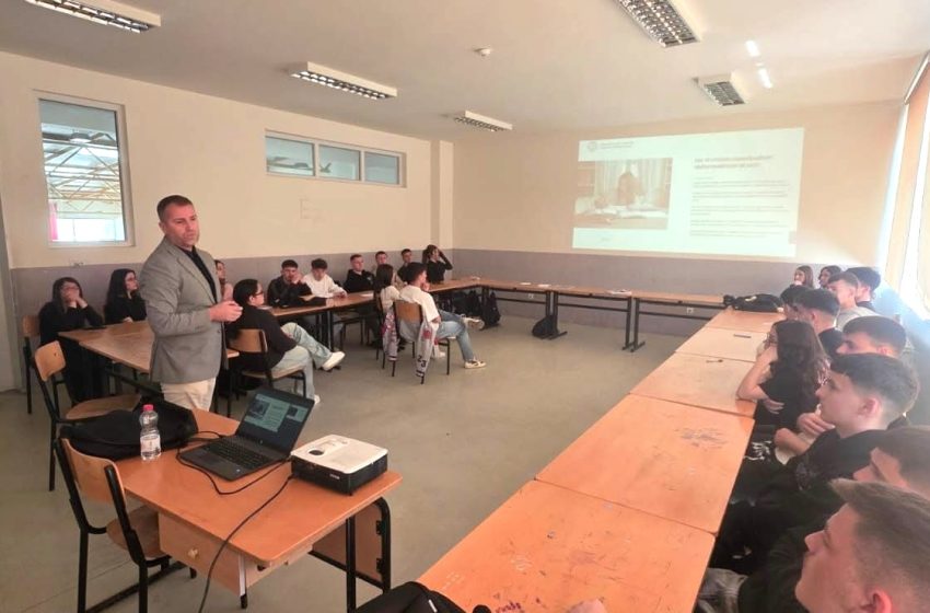  Maturantët e Kamenicës mirëpresin Universitetin Publik “Kadri Zeka” në një takim informues për orientim akademik