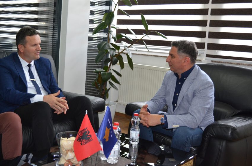  Rektori i Universitetit Publik “Kadri Zeka” priti ne takim Drejtorin Rajonal të Policisë në Gjilan