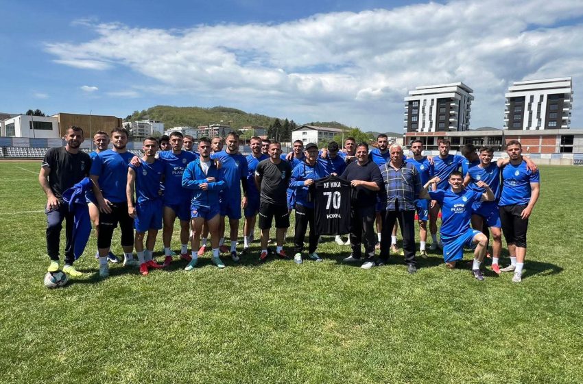  KF Kika uron asistentin e trajnerit Skender Hoxha për 70-vjetorin e lindjes