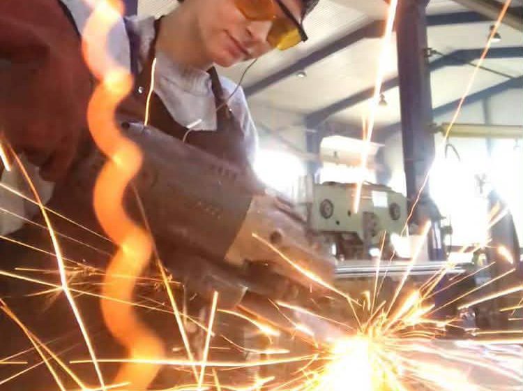  Kur hekuri bëhet art: 23-vjeçarja Lindita Haliti që jeton mes shkëndijave të saldimit