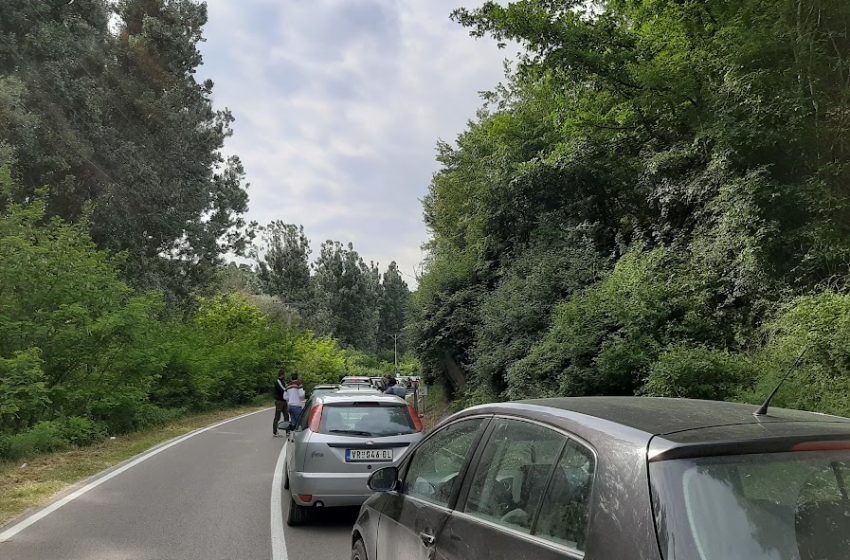  Kolona të gjata në pikën kufitare të Konçulit drejt Dheu i Bardhë