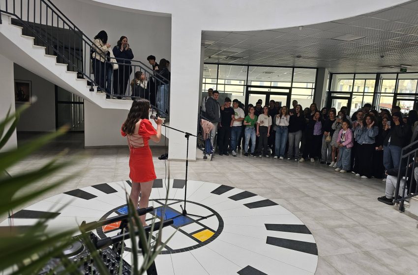  Nxënësit e Shkollës së Muzikës në Gjilan shkëlqejnë në koncertin karaoke, zbulojnë talentin dhe potencialin artistik