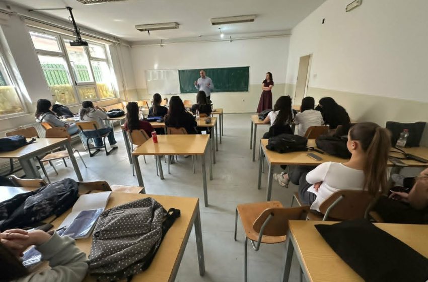  UKZ prezanton ofertën akademike para maturantëve në Gjilan