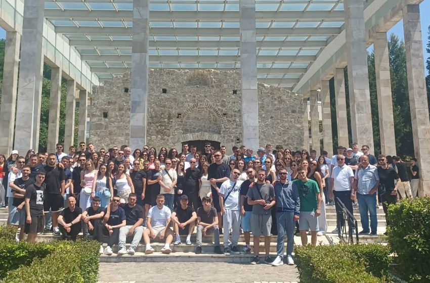  Maturantët e Gjimnazit “Xhavit Ahmeti” nisin ekskursionin në Shqipëri, vizitojnë Lezhën dhe bregdetin e Durrësit