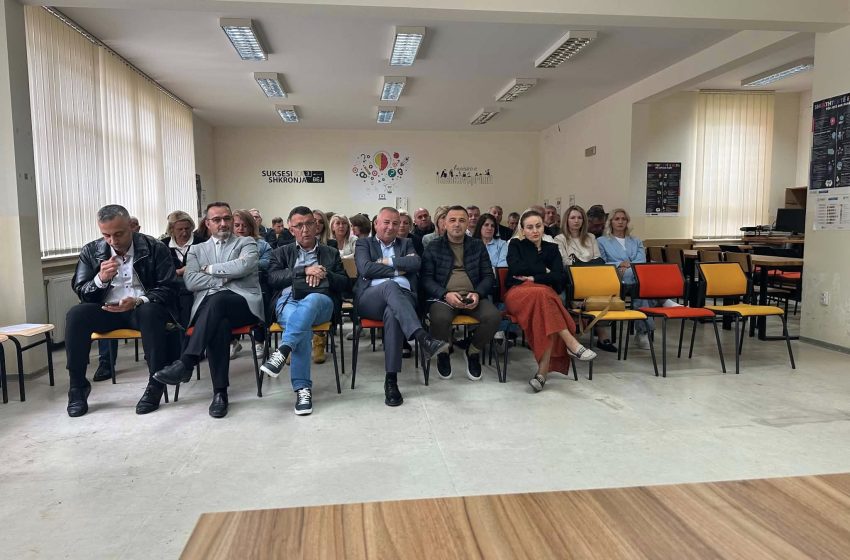  DKA Gjilan mban takim informues me administruesit e Testit të Maturës