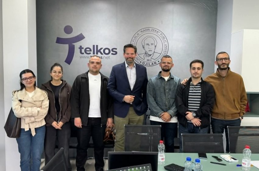  Eurodeputeti Lukas Mandl sjell përvojën evropiane në UKZ duke ligjëruar para studentëve të FSHS-së