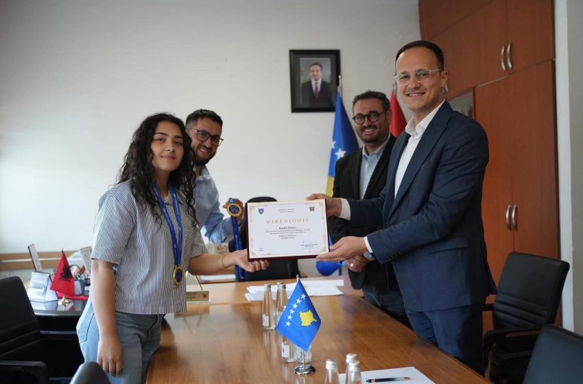  Kryetari Hyseni, priti fituesen e medaljes së artë në Kampionatin Mesdhetar të Boulingut, Kaula Hazirin