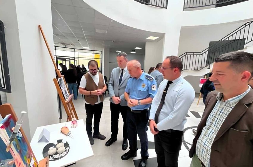  “Errësira – Drita”: Policia e Gjilanit dhe Shkolla e Arteve “Adem Kastrati” bashkë kundër narkotikëve