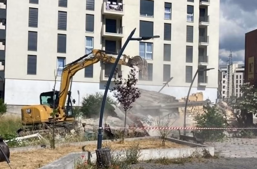  Gjilan: Rrënim i një objekti me rrezikshmëri të lartë në “Livadhet e Arapit”