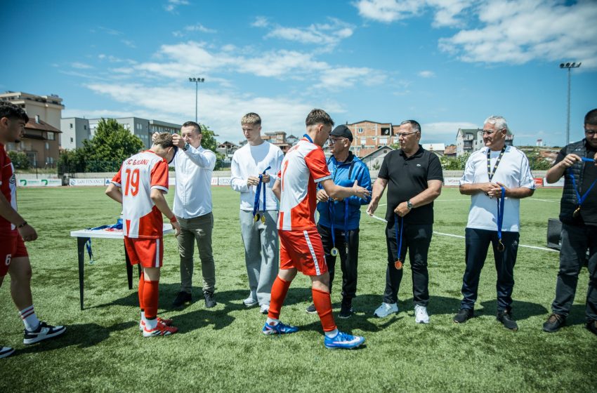  Futbollisti gjilanas i Bayern Munich, Erblin Osmani, viziton bashkëvendësit dhe nderon të rinjtë e futbollit