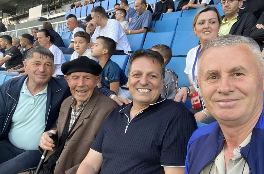  EKSKLUZIVE: Në moshën 93-vjeçare, Aga Dan realizon ëndrrën e jetës – nga tribunat e “Fadil Vokrrit” përjeton emocionet e Kosovës