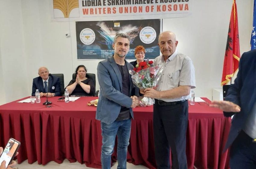  Poeti dhe artisti italian Raffaele Icaruso nderon dëshmorët dhe luftëtarët e UÇK-së