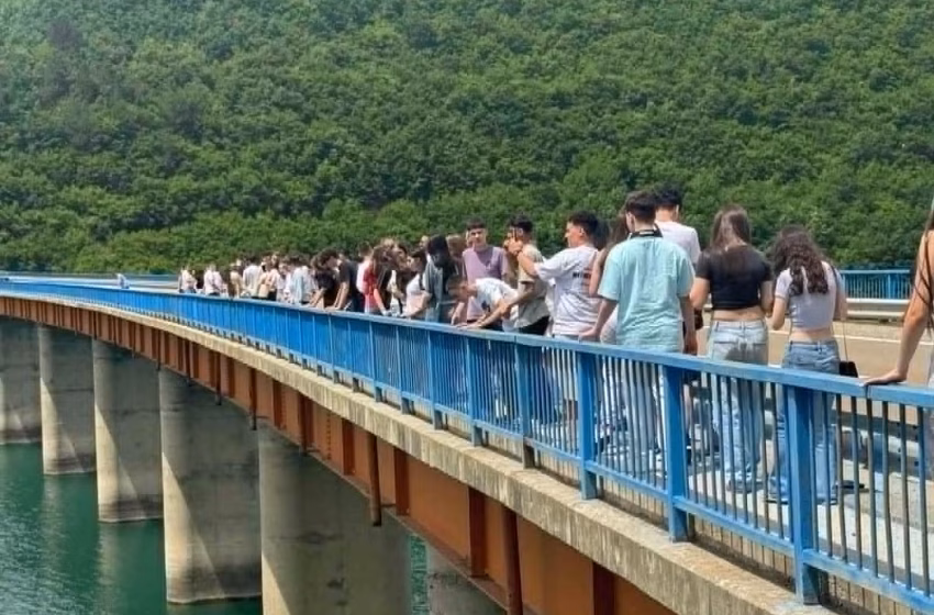  Gjilan: Disa nxënës, mësimdhënës e drejtoresha e shkollës “Thimi Mitko” vizitojnë Liqenin e Ujmanit