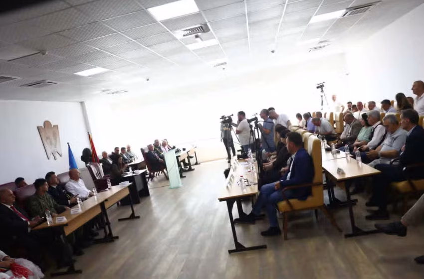  Kuvendi i Gjilanit mban seancë solemne për nder të 27-vjetorit të çlirimit