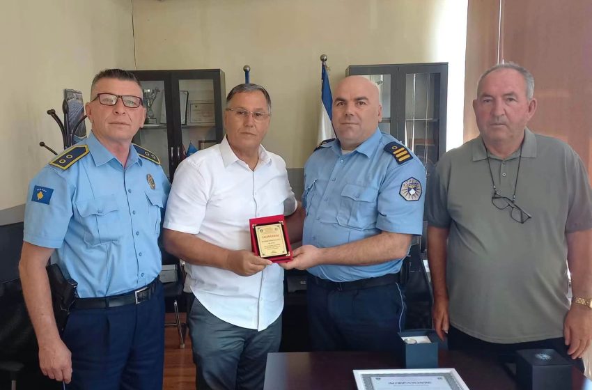  Një kapitull mbyllet me nder: Pas 27 vitesh shërbim në Policinë e Kosovës, pensionohet një nga policët më të respektuar të qytetit