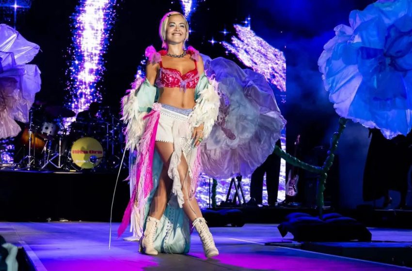  Rita Ora emocionon mijëra fansa në Vjenë, shpërthen në lot kur flet për Kosovën