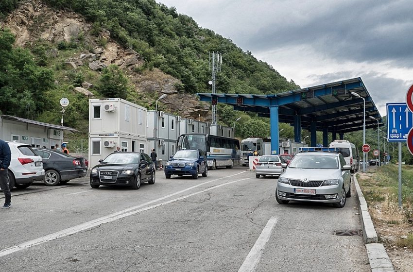  Kolona në Dheu i Bardhë, pritjet për hyrje në Kosovë shkojnë deri në 50 minuta