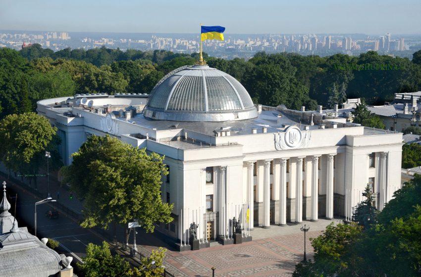  Parlamenti ukrainas shkarkon qeverinë, nis riformatimi i kabinetit