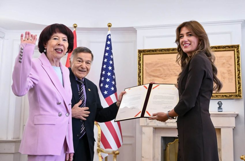  Haxhiu u dorëzon shtetësinë e Kosovës Joseph dhe Shirley DioGuardit