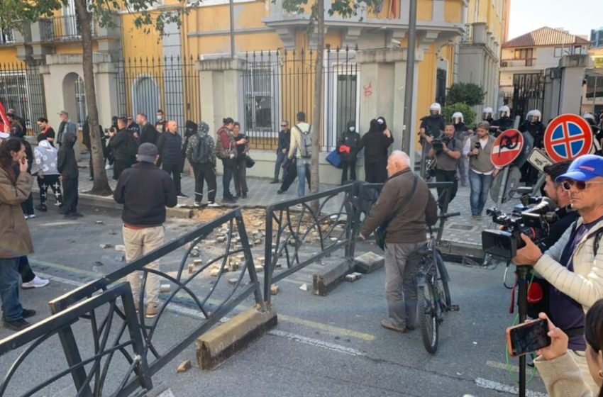  Protestuesit bllokojnë Policinë me kangjella